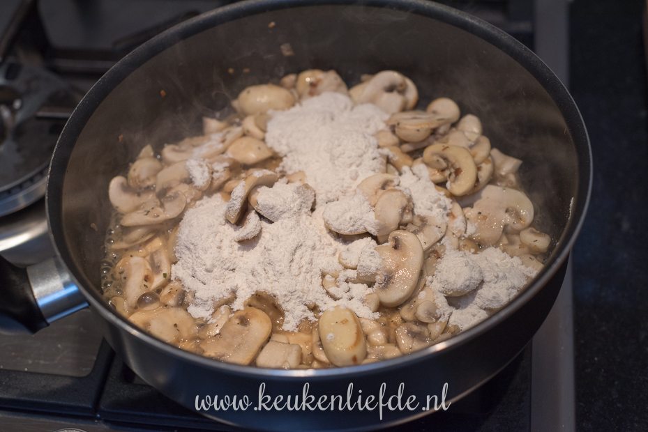 Schnitzel met champignonroomsaus
