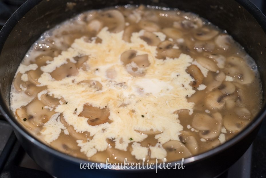 Schnitzel met champignonroomsaus