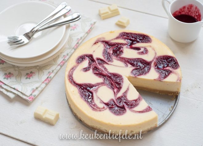 Witte chocolade cheesecake met frambozensaus