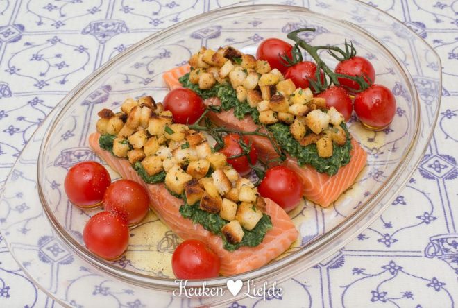 Zalm met spinazie en brood croutons uit de oven
