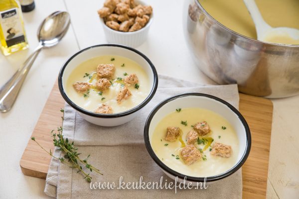 Knolselderijsoep met truffelolie en croutons