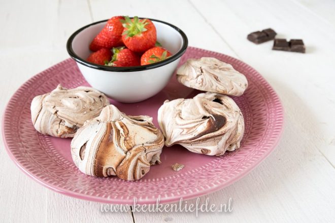 Meringue met chocolade swirl