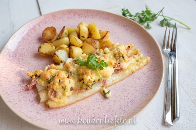 Aspergeschotel met ham en kaas