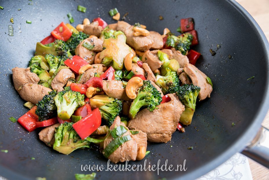 Kip siam met broccoli, paprika en cashew