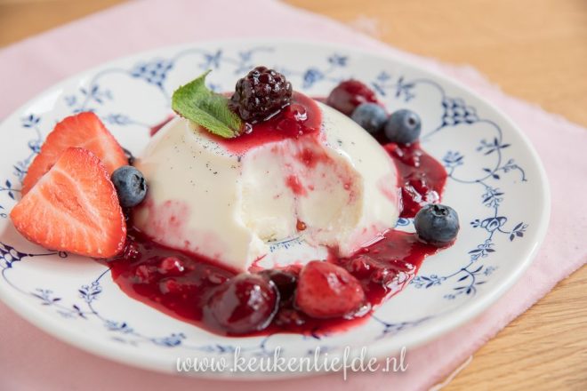 Panna cotta met rodevruchtensaus