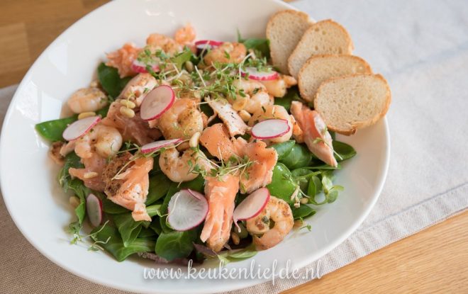 Salade met gebakken zalm en knoflookgarnalen