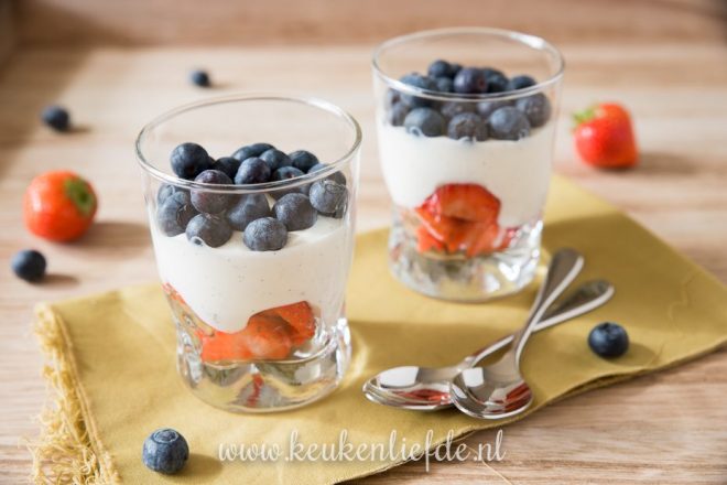 Vanillekwark met aardbei en blauwe bes
