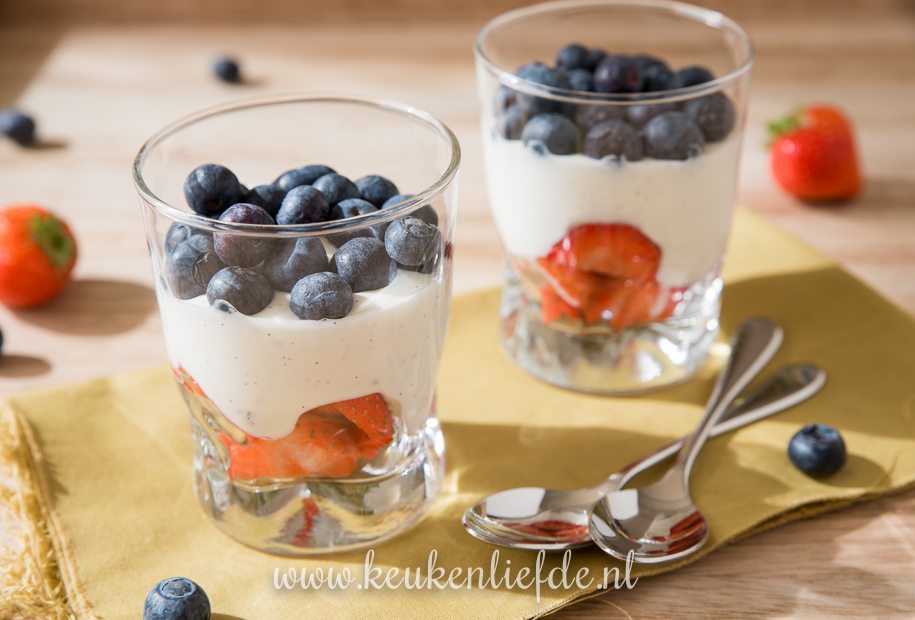 Vanillekwark met aardbei en blauwe bes