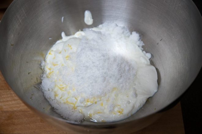 Roer de citroenschil met suiker door de kwark