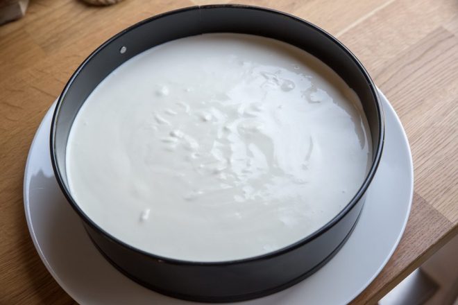 Schenk het citroenmengsel in de springvorm