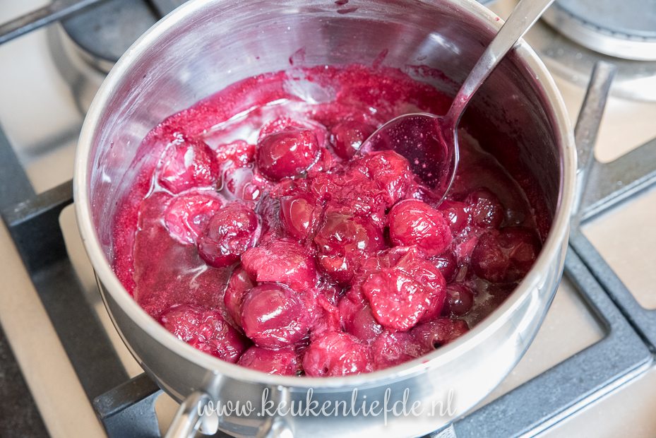 Zelfgemaakte kersencompote (vlaaivulling