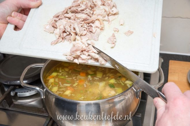 Hak het kippenvlees iets kleiner.