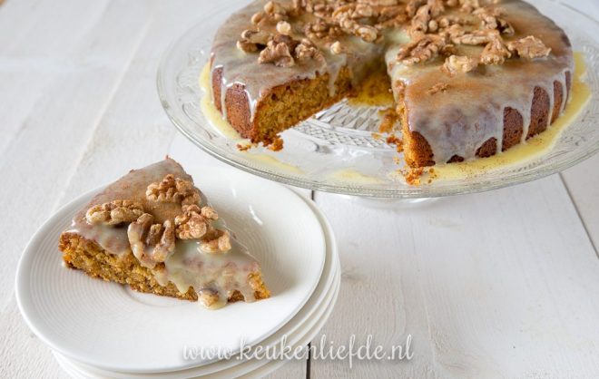 Worteltaart met koffie en wittechocoladeglazuur