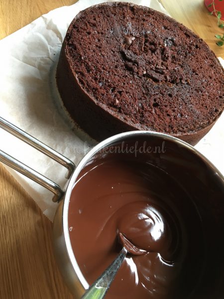 Maak af met ganache en M&M's