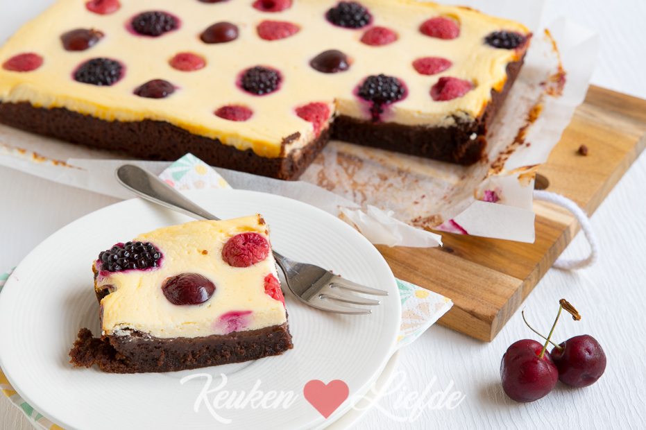 Cheesecake brownie met rood zomerfruit