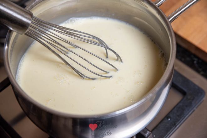 Klop de eidooiers door het roommengsel