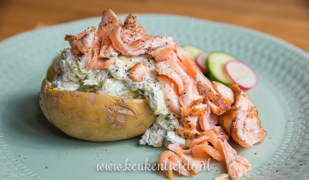 Gepofte aardappel met tzatziki en zalm