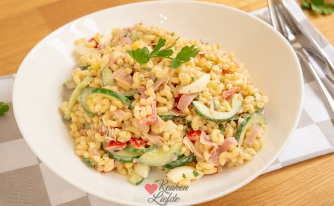 Macaroni salade met ham en komkommer