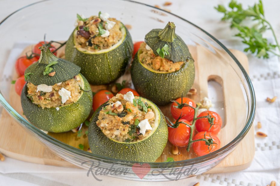 Gevulde bolcourgette met couscous en feta