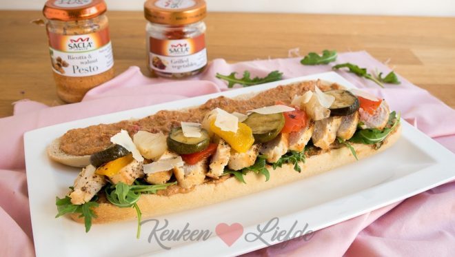 Panini met kip, pesto en gegrilde groenten