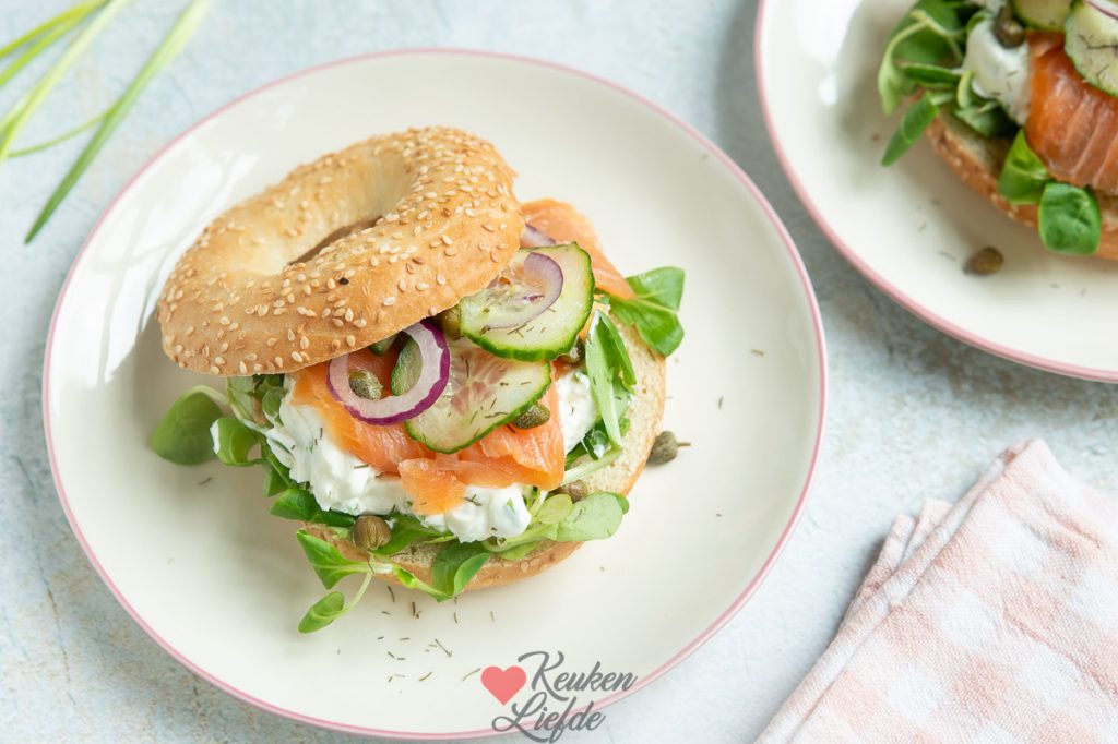 Bagel met zalm en bieslook-roomkaas