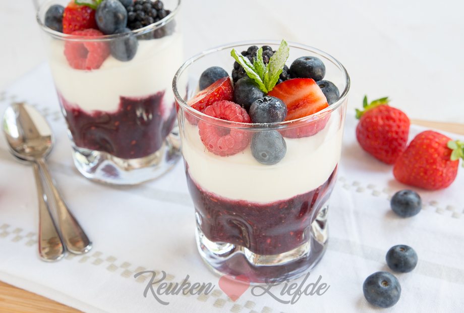 Hangop met rood zomerfruit