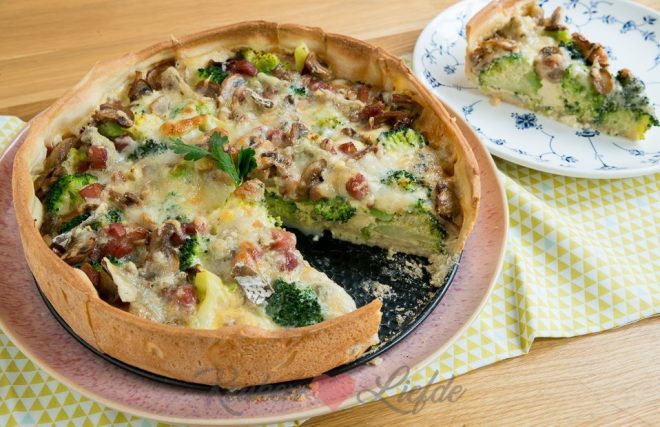 Hartige taart met broccoli, spek en champignons (kookvideo)