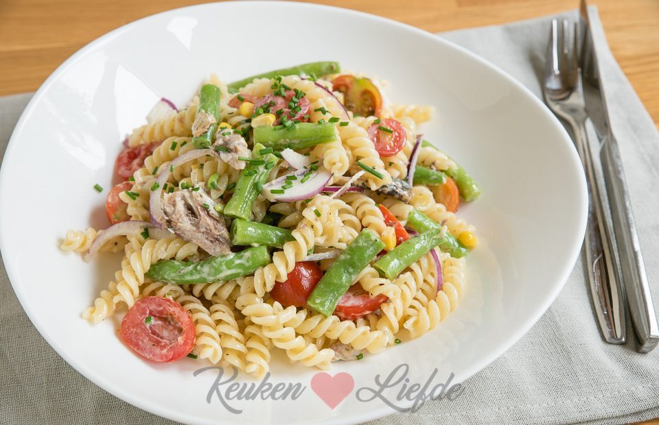 Pastasalade met sperziebonen, sardines en cherrytomaat