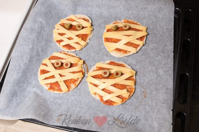 Maak een mummie van kaas 