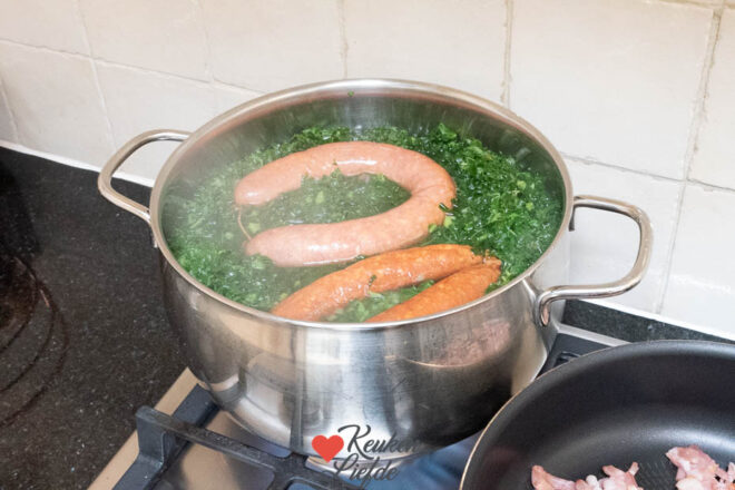 Kook de boerenkool en rookworsten mee