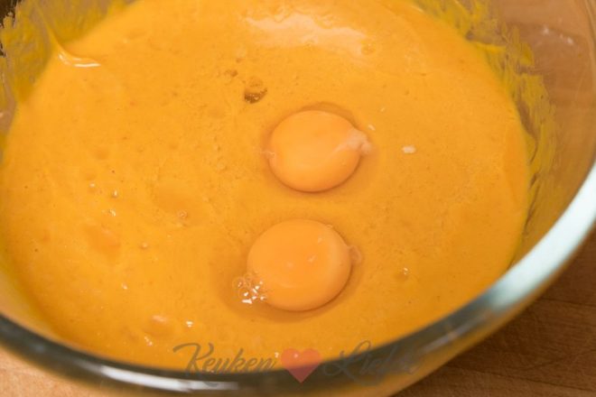 Doe de eieren door de puree en schenk over de bodem
