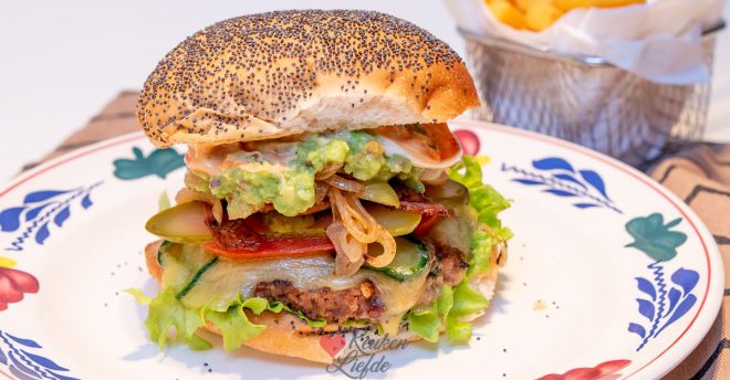 Broodje hamburger met guacamole
