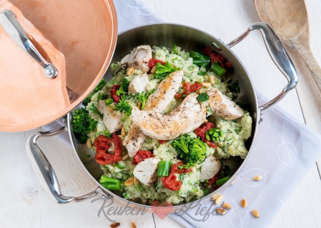 aspergebroccolistamppot met pesto en kipfilethaasjes