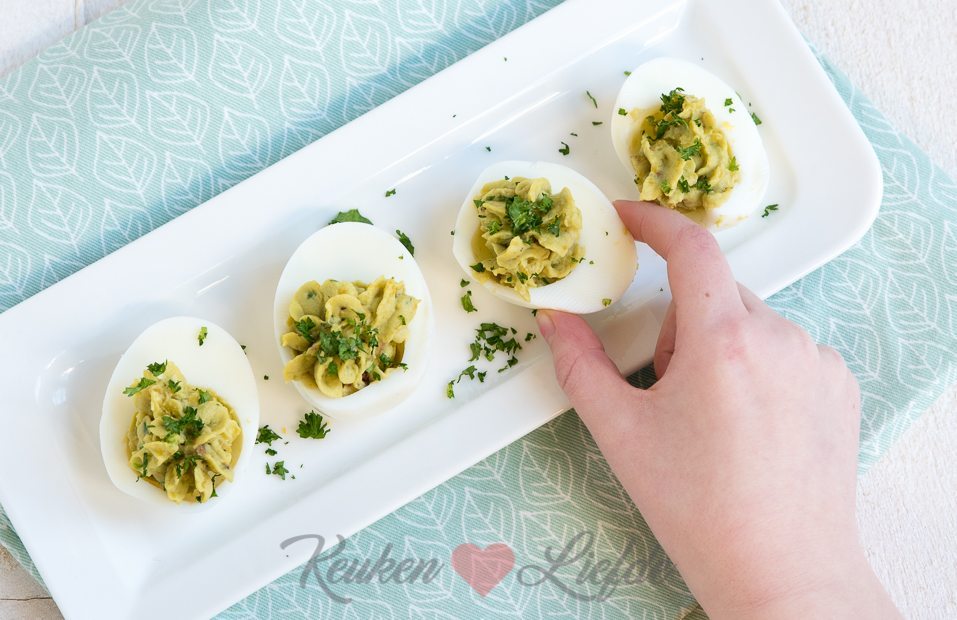 Gevuld ei met avocado en bacon (video)