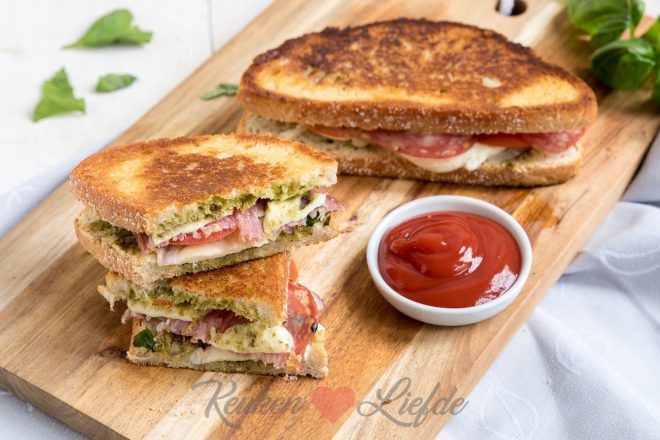 Italiaanse pantosti met pesto, mozzarella en spianata romana