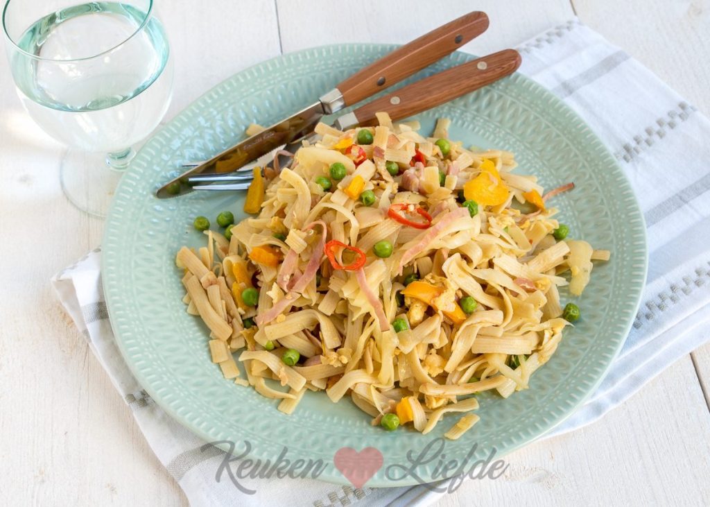 Chinese bami met paprika, witte kool en roerei