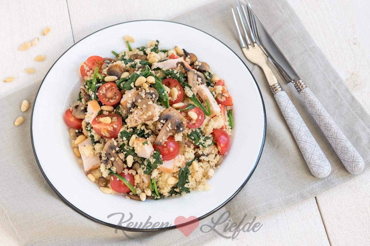 Couscous met gerookte kip, champignons en spinazie