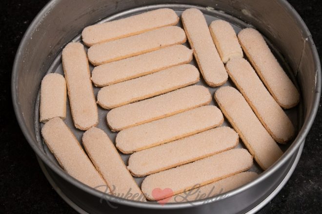 Baktips: voorkomen dat lange vingers in taart naar boven drijven
