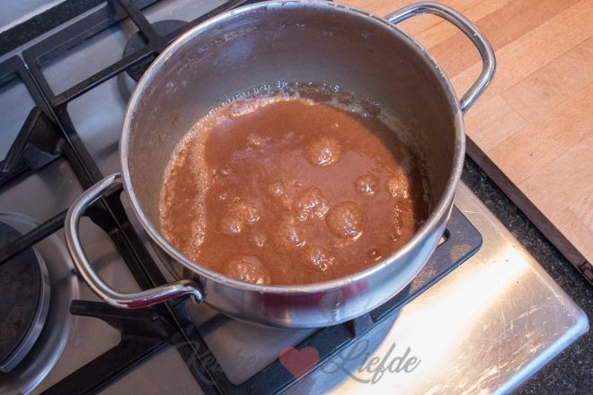 Slagroom door de karamel roeren