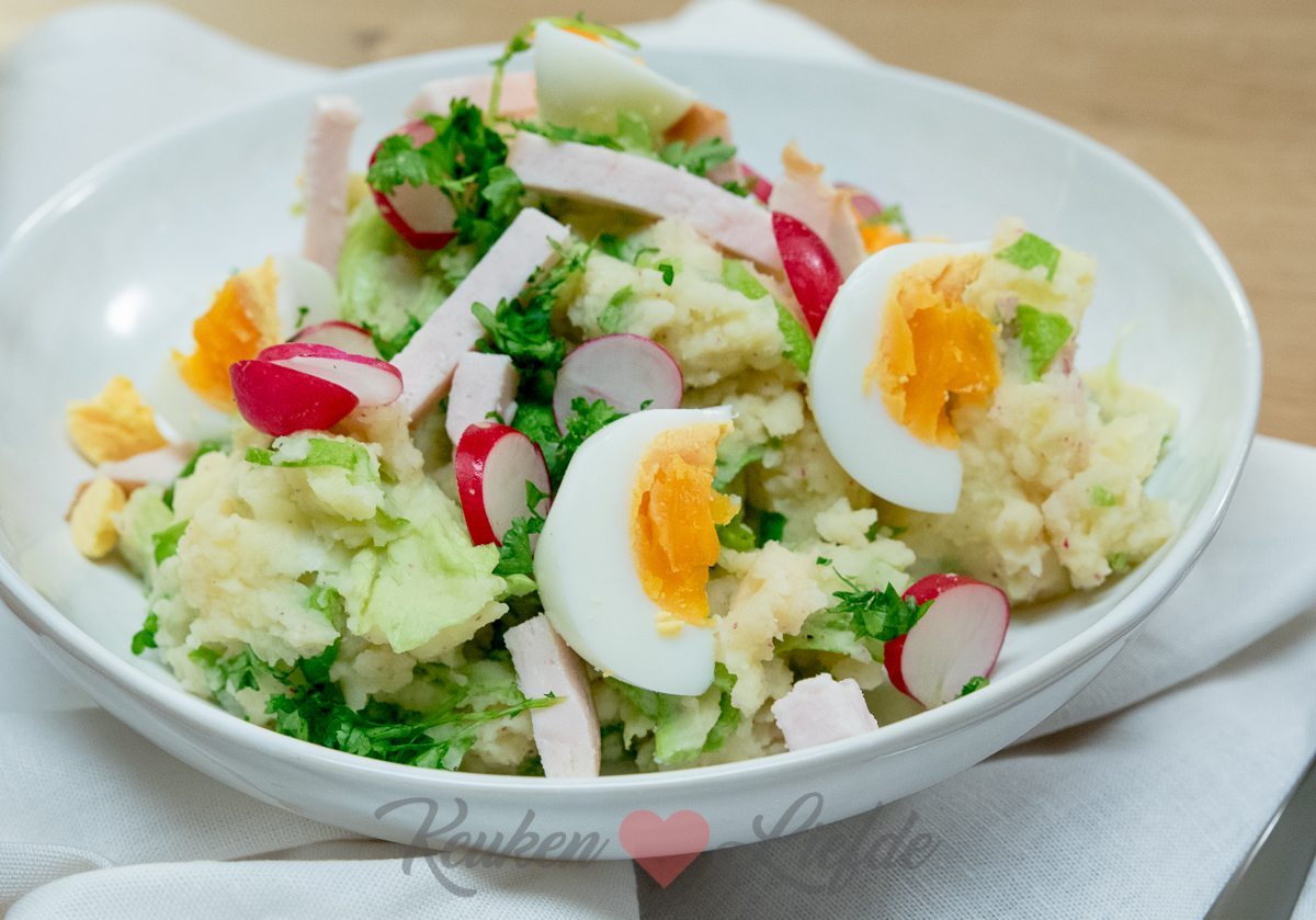 Frisse voorjaarsstamppot met sla, radijs en gerookte kip