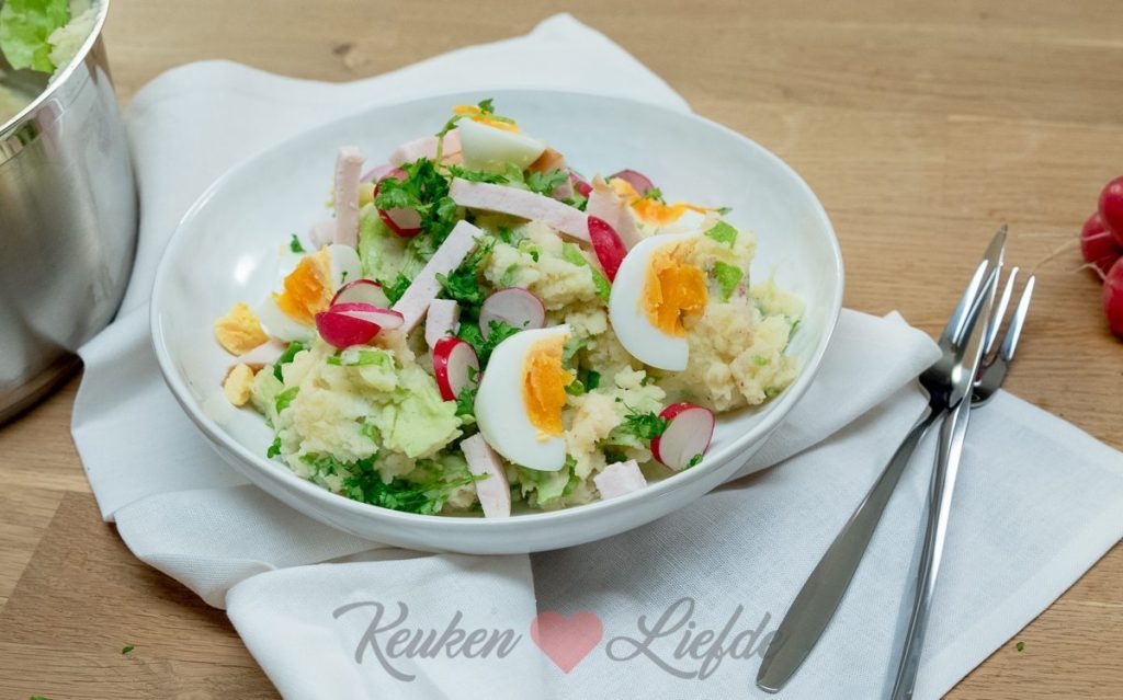 Frisse voorjaarsstamppot met sla, radijs en gerookte kip