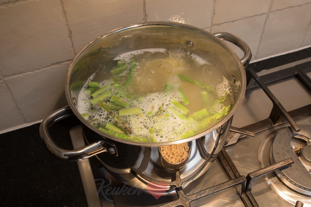 Pasta pesto met kip en groene asperges