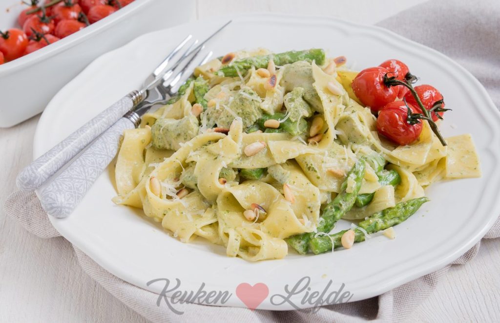 Pasta pesto met kip en groene asperges