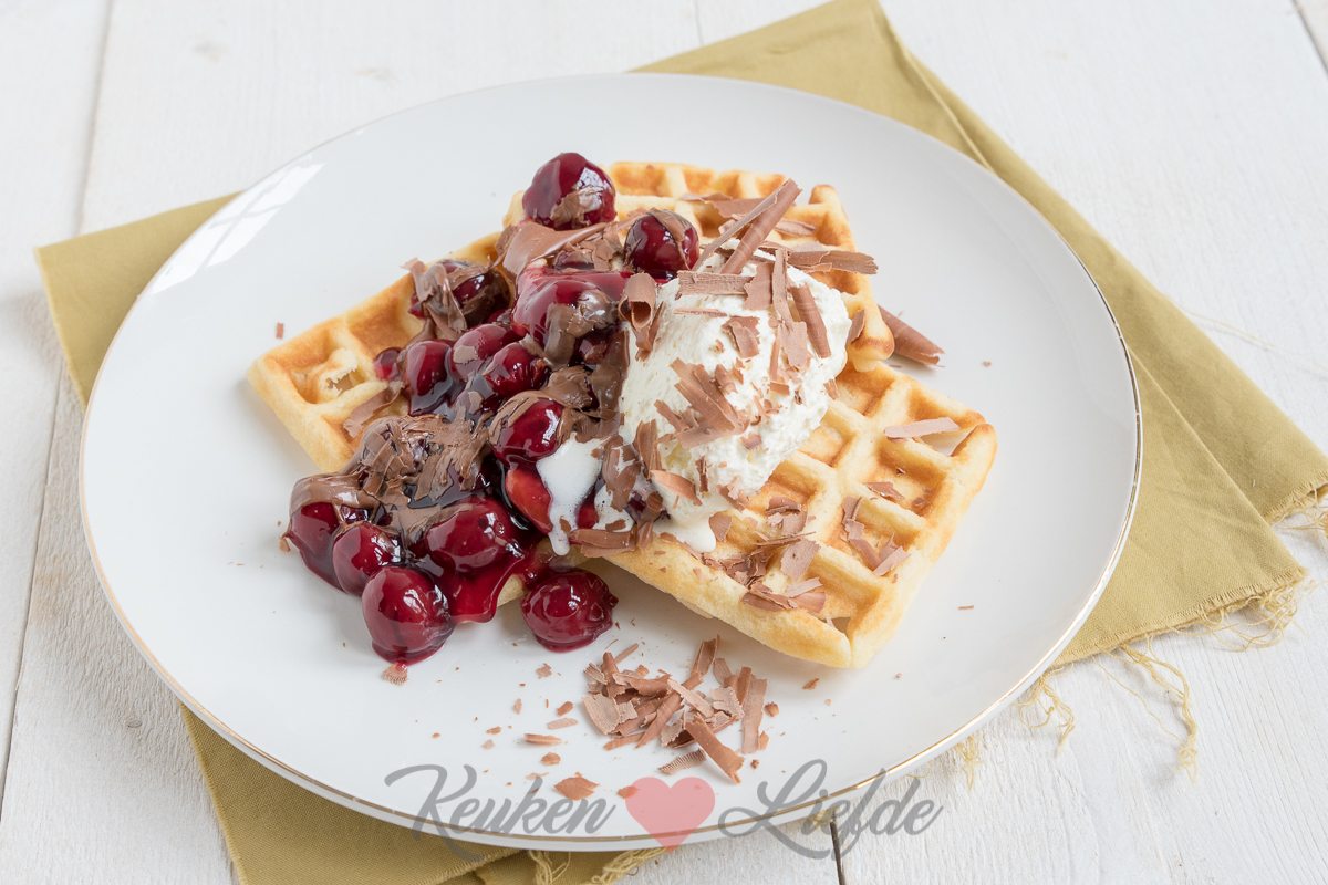 Wafels met warme kersen