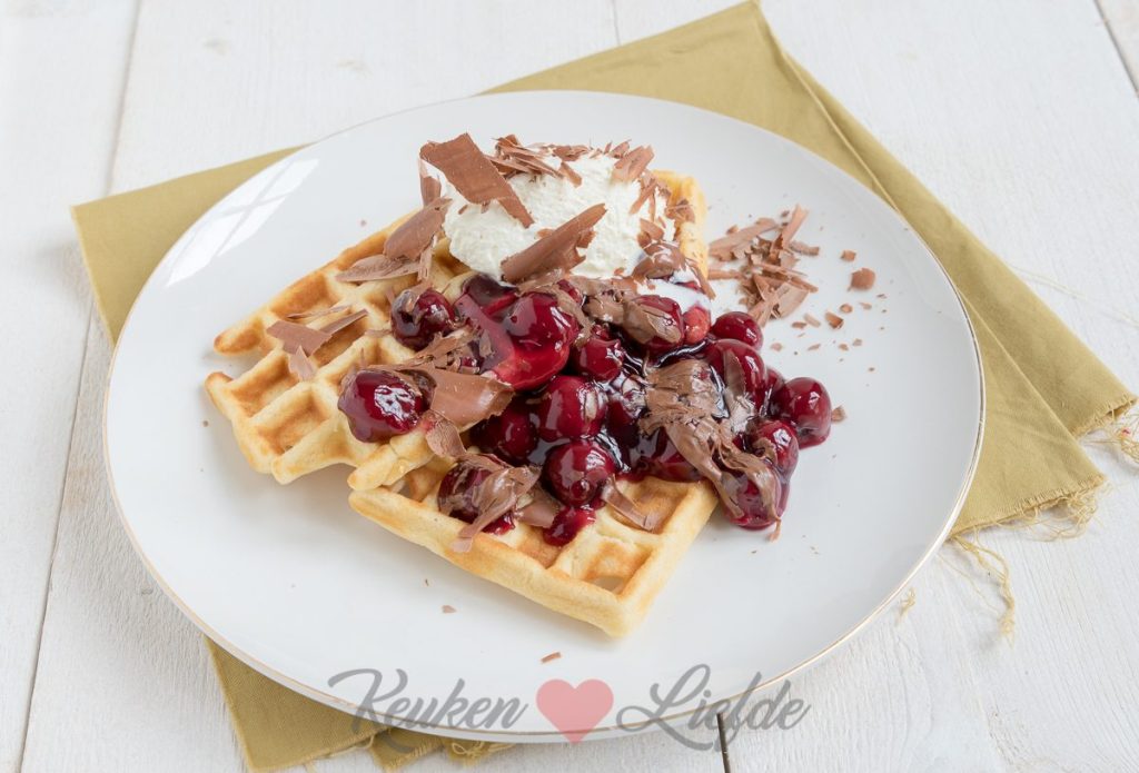Wafels met warme kersen