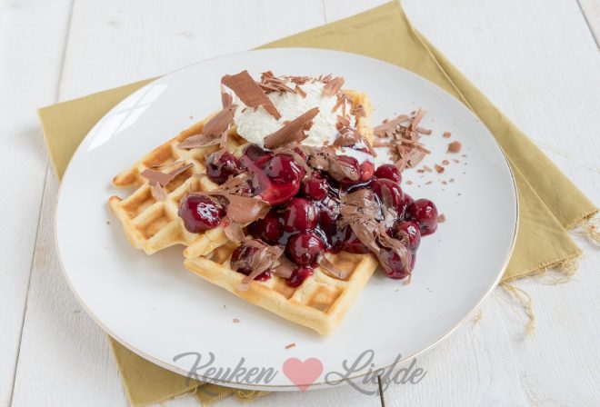 Wafels met warme kersen