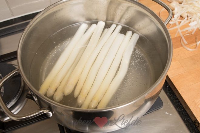 Asperges schillen en koken
