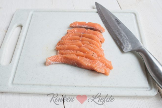 Asperges en zalm snijden