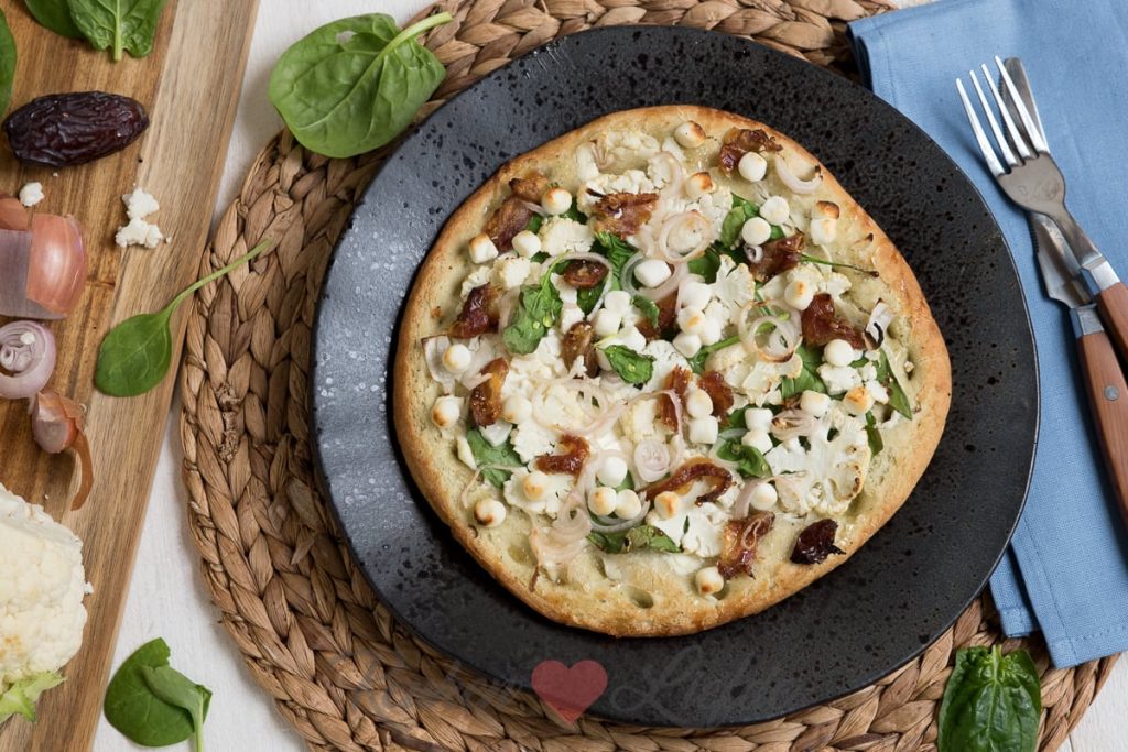 Courgettepizza met bloemkool en geitenkaas