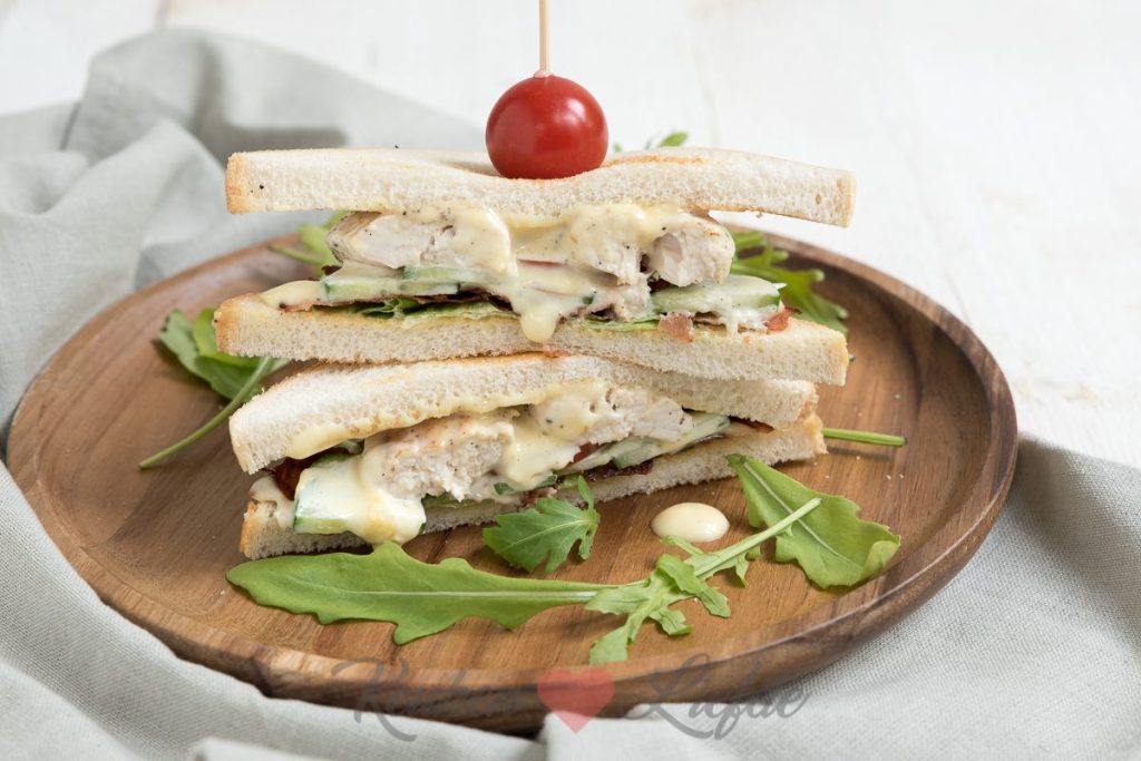 Sandwich met kip, bacon en komkommer